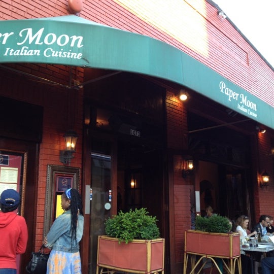 5/11/2012 tarihinde Mario T.ziyaretçi tarafından Paper Moon Restaurant'de çekilen fotoğraf