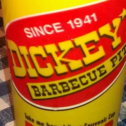 Foto scattata a Dickey&#39;s Barbecue Pit da Kathleen il 1/8/2012