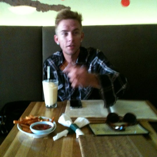 4/19/2012 tarihinde Kyle V.ziyaretçi tarafından Sipz Vegetarian Fusion Café'de çekilen fotoğraf