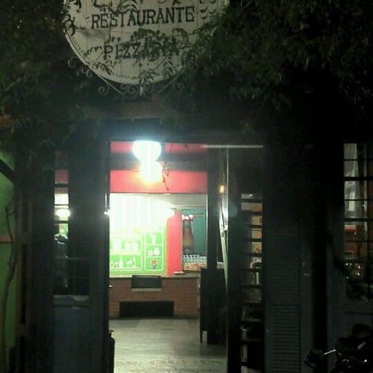 Photo taken at Sr Glutton Restaurante e  Pizzaria by Marcelo M. on 9/30/2011