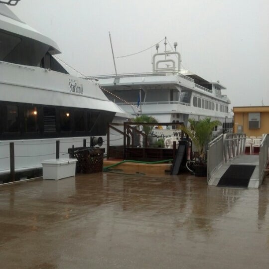 รูปภาพถ่ายที่ Yacht StarShip Dining Cruises โดย Dee S. เมื่อ 8/18/2012