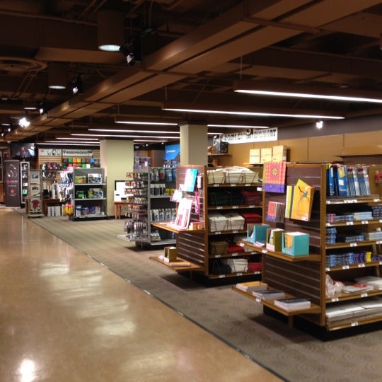 2/18/2012 tarihinde Adam B.ziyaretçi tarafından Iowa State University Book Store'de çekilen fotoğraf