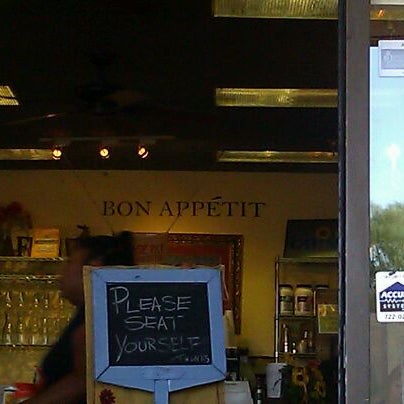 Foto tirada no(a) Ghini&#39;s French Caffe por Kevin W. em 9/11/2011