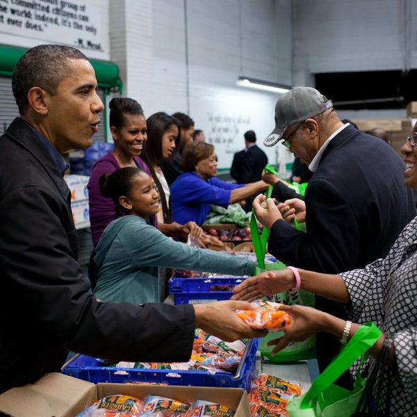 President Obama, First Lady Michelle Obama, daughters Malia and Sasha, and Marian Robinson greeted people and filled care packages with food for Thanksgiving.