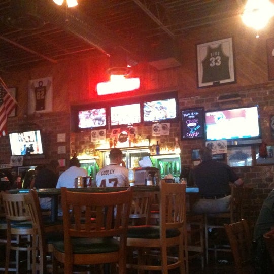 Photo taken at Beef &#39;O&#39; Brady&#39;s by Crystal on 9/11/2011