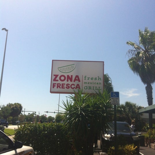 Photo taken at Zona Fresca by Flavia G. on 3/29/2012