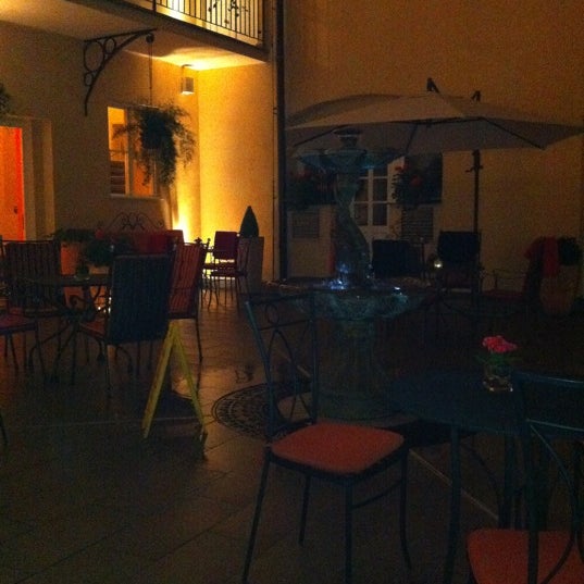 Foto tirada no(a) Platina Restaurant &amp; Garden por Tarun C. em 9/21/2011