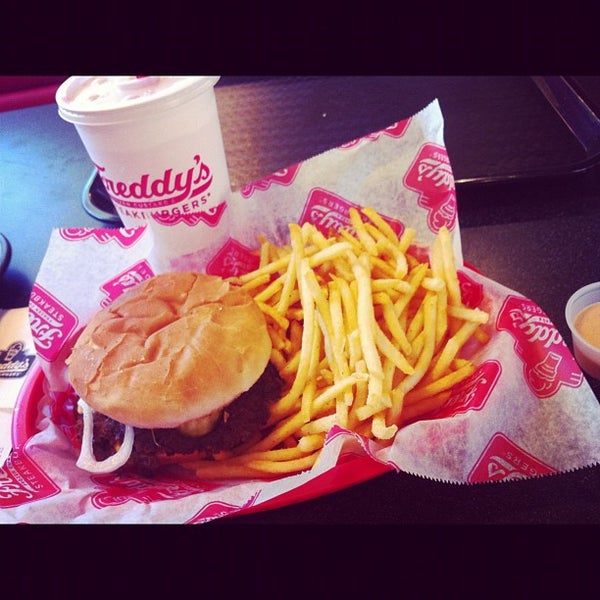 Photo taken at Freddy&#39;s Frozen Custard &amp; Steakburgers by Robert T. on 6/28/2012
