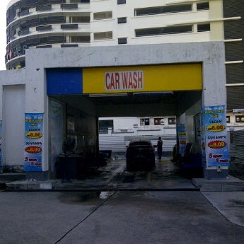 Foto tirada no(a) Shell Petrol Station por Zaafaa em 11/17/2011
