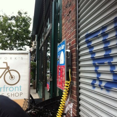 8/5/2012 tarihinde Ong A.ziyaretçi tarafından Waterfront Bicycle Shop'de çekilen fotoğraf