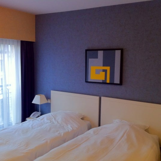 รูปภาพถ่ายที่ Atlas Hotel Brussels โดย Igor S. เมื่อ 3/12/2012