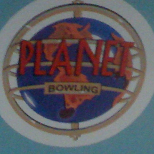Das Foto wurde bei Planet Bowling von Andre D. am 8/25/2011 aufgenommen