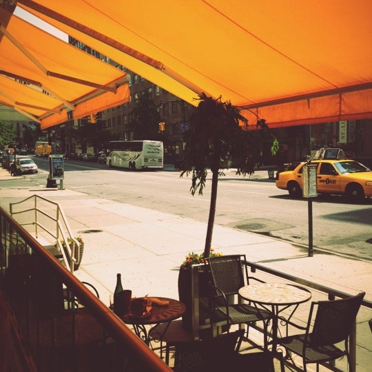 5/27/2012 tarihinde Victoriaziyaretçi tarafından Artopolis Cafe'de çekilen fotoğraf
