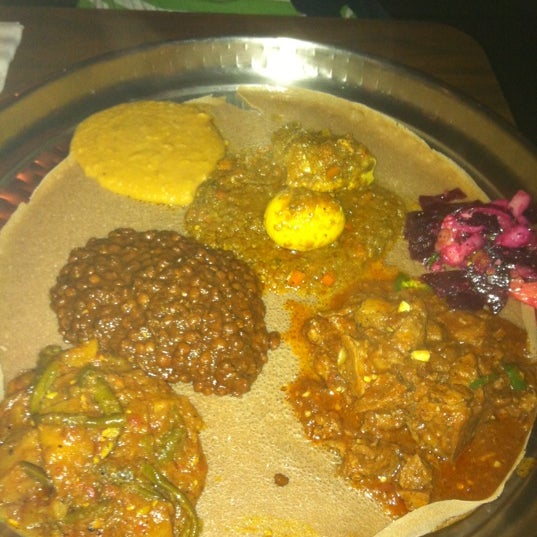 Das Foto wurde bei Ras Dashen Ethiopian Restaurant von Molly G. am 10/23/2011 aufgenommen