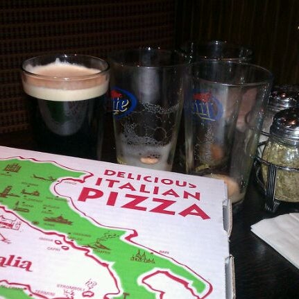 Photo taken at Gulliver&#39;s Pizza &amp; Pub by Beats on 1/15/2012