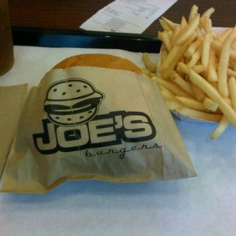 1/31/2012 tarihinde A75ziyaretçi tarafından Joe&#39;s Burgers'de çekilen fotoğraf