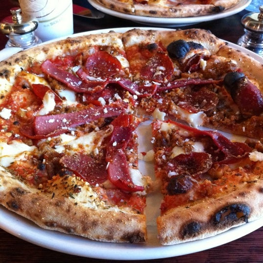 Foto tomada en Roscoe&#39;s Neapolitan Pizzeria  por Mike L. el 5/5/2011