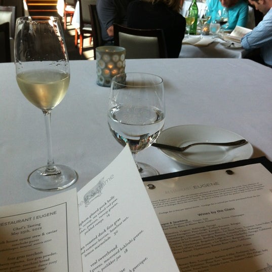 รูปภาพถ่ายที่ Restaurant Eugene โดย Liz T. เมื่อ 5/25/2012