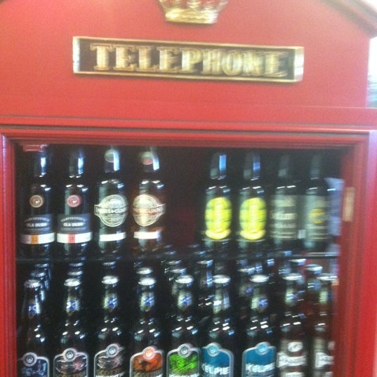 Das Foto wurde bei Tully&#39;s Beer &amp; Wine von Sandy H. am 4/2/2012 aufgenommen