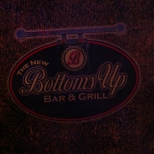 Foto diambil di Bottoms Up Bar &amp; Grill oleh adam d. pada 7/21/2011