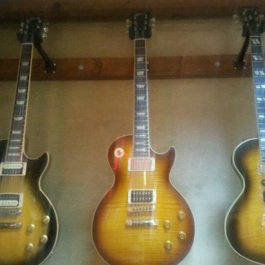 Снимок сделан в Gibson Shop пользователем Paul C. 1/30/2012