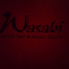 Foto scattata a Wasabi: Sushi Bar &amp; Asian Bistro da JoAnn A. il 12/4/2011