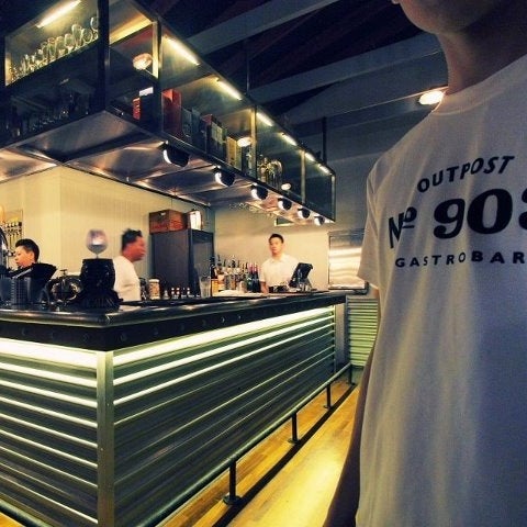 Foto tirada no(a) Outpost 903 Gastrobar por Ju H. em 4/24/2012