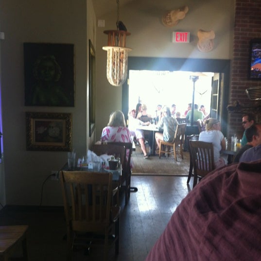 Foto diambil di 303 Bar and Grill oleh Stephanie M. pada 4/1/2012