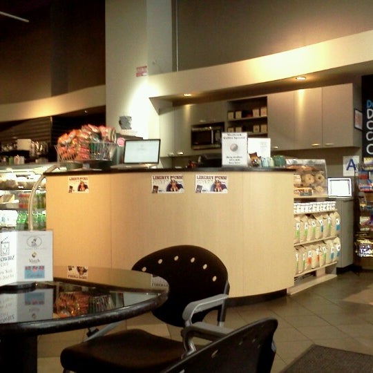 6/30/2012にMichael R. B.がShowbiz Store &amp; Cafeで撮った写真