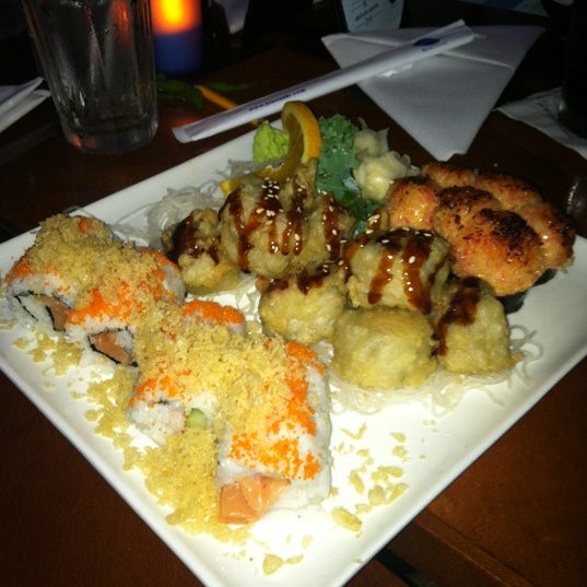 รูปภาพถ่ายที่ Blu Sushi โดย Sue G. เมื่อ 7/29/2012