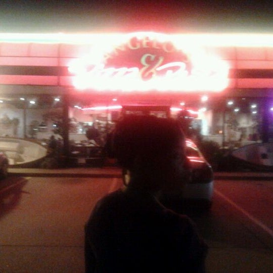 4/23/2012にJoshua R.がAngelo&#39;s Pizza &amp; Pastaで撮った写真