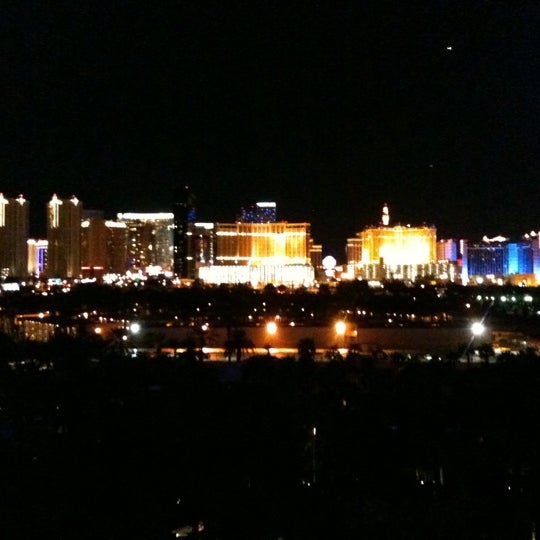 Foto tirada no(a) Casino Tower at Hard Rock Hotel &amp; Casino por Nic C. em 3/23/2012