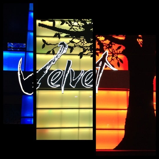 Photo taken at Velvet by Juan Manuel O. on 5/2/2012