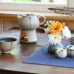 Und so ähnlich sieht es dann auf den Tischen aus: Tee aus handgetöpferter Keramik mit lecker Kuchen und einer beträchtlichen Portion Gemütlichkeit :)