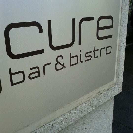 Снимок сделан в Cure Bar &amp; Bistro пользователем J. R. S. 8/19/2011