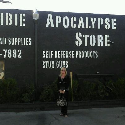 Foto scattata a Zombie Apocalypse Store da Steven S. il 11/25/2011
