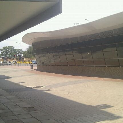Foto tirada no(a) Gautrain Rosebank Station por Holiman em 1/21/2012