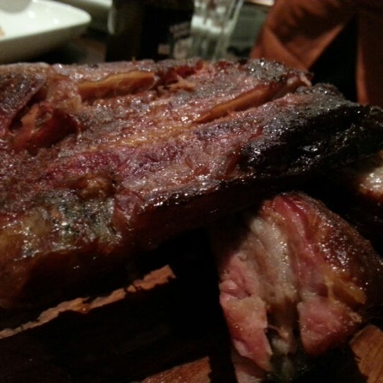 Das Foto wurde bei BOS BBQ - Barbecue Kitchen &amp; Bar von Marcelo T. am 8/25/2012 aufgenommen