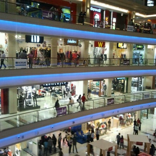 Foto tomada en Korum Mall  por Navnath K. el 12/10/2011