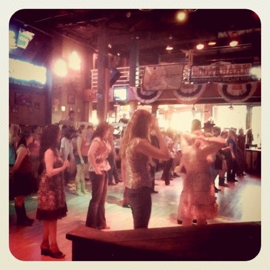 รูปภาพถ่ายที่ In Cahoots Dance Hall &amp; Saloon โดย Patrick P. เมื่อ 9/7/2011
