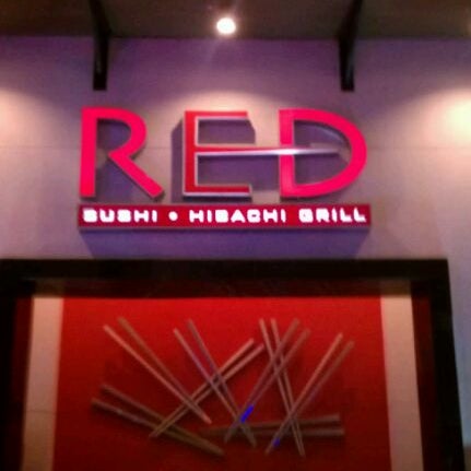 Photo prise au RED Sushi Hibachi Grill par Terrance R. le10/2/2011