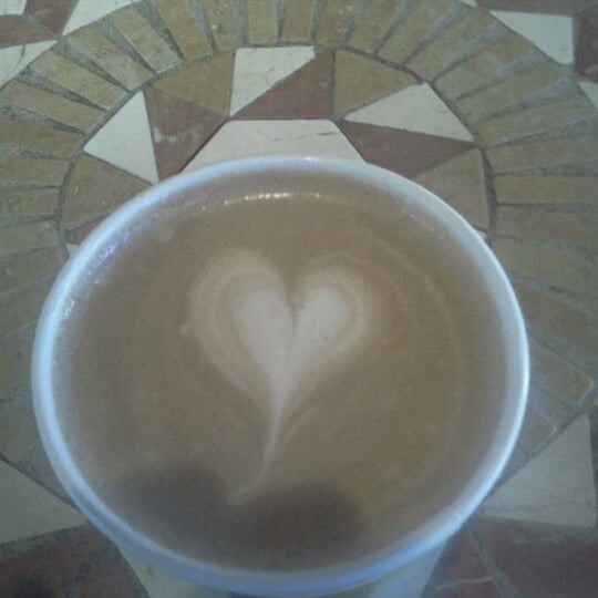 1/2/2012 tarihinde Michelle L.ziyaretçi tarafından Cool Beans Coffee Roasters'de çekilen fotoğraf