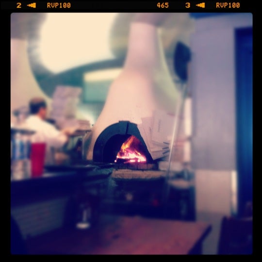 รูปภาพถ่ายที่ Sandrino Cafe &amp; Pizzeria โดย Adrian L. เมื่อ 8/19/2012