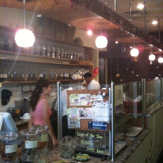 Das Foto wurde bei Four Leaf Tea Room von hanachai am 6/23/2012 aufgenommen