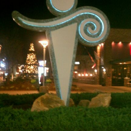รูปภาพถ่ายที่ Triangle Town Center Mall โดย Mark S. เมื่อ 12/16/2011