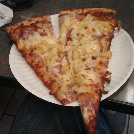 Снимок сделан в Pizza Zone &#39;N&#39; Grill пользователем Jordan L. 7/12/2012