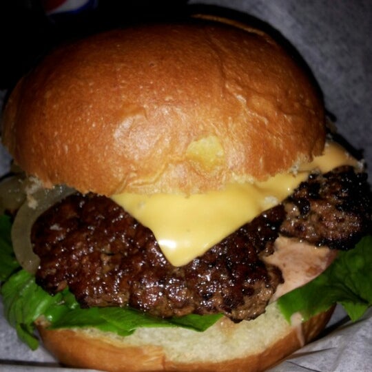 Снимок сделан в Pop&#39;s Burger пользователем Jose M. 8/16/2012