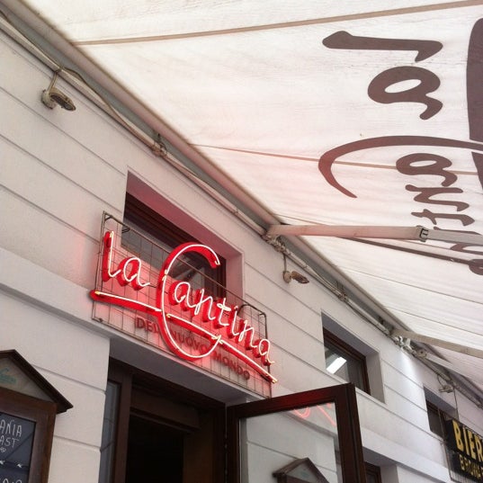 6/21/2012 tarihinde Domonkos H.ziyaretçi tarafından La Cantina Bar &amp; Restaurant'de çekilen fotoğraf