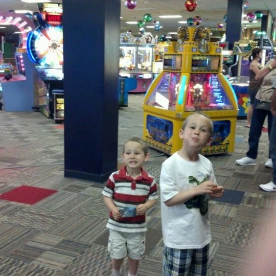Photo taken at Knuckleheads Trampoline Park • Rides • Bowling by Pete K. on 5/20/2012