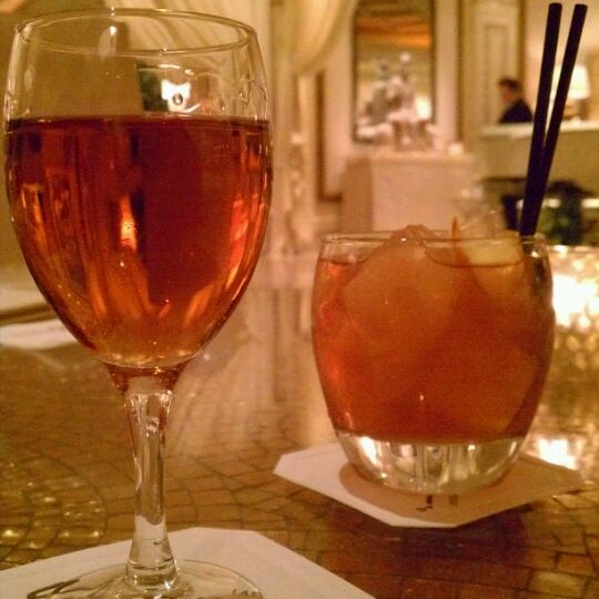 Photo taken at Tower Suite Bar at The Wynn by JEM T. on 3/13/2012